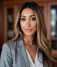 Mona Naqvi headshot